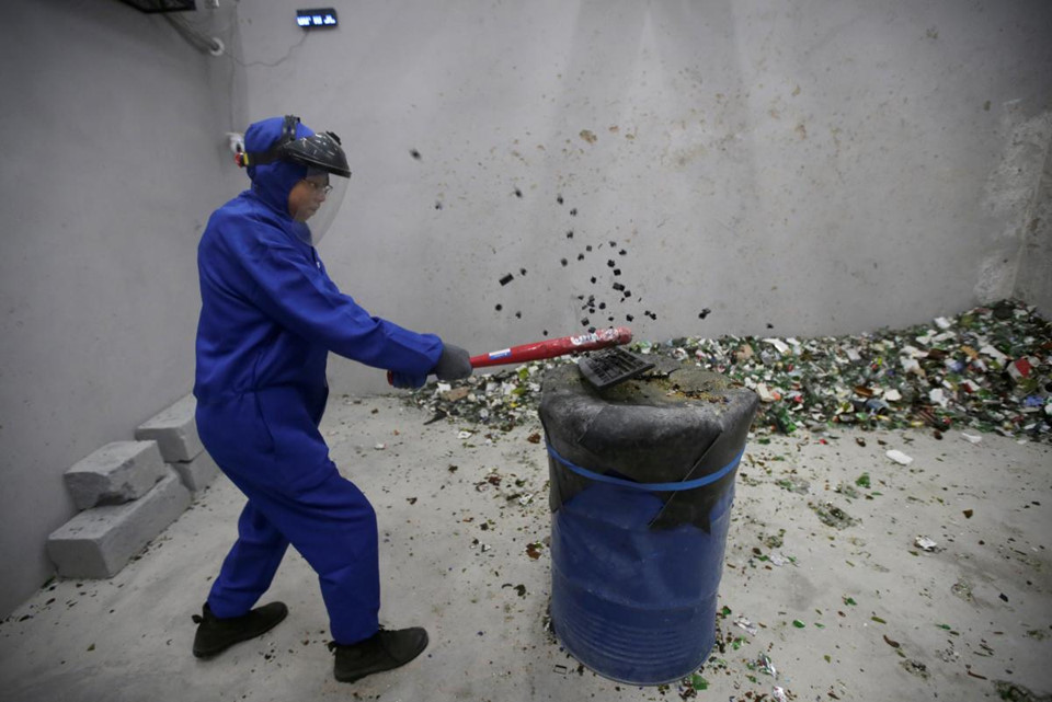 Jin Meng, 25 tuổi, đồng sáng lập của Smash, cho biết khách hàng mục tiêu của họ là những người từ 20 đến 35 tuổi. Trong ảnh, một học sinh trung học đập phá bàn phím máy tính.