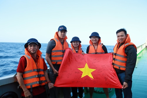 Luôn có mặt trong nhóm phóng viên đi chuyến đầu, nhưng thời tiết xấu đã khiến anh Việt không thể tiếp cận được bốn trong số năm nhà giàn mà đoàn đi qua.