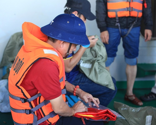 Anh Võ Việt, thành viên CLB "Tuổi trẻ vì biển đảo quê hương", chia sẻ rằng mong muốn lớn nhất của anh là được trực tiếp lên nhà giàn để trao lá cờ cho cán bộ, chiến sĩ. Anh luôn gói buộc lá cờ cẩn thận và sẵn sàng hành trang mỗi khi đoàn chuẩn bị tiếp cận nhà giàn.