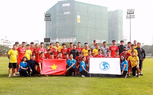 Thông qua CLB “Tuổi trẻ vì biển đảo quê hương”, các thành viên Đội tuyển bóng đá Việt Nam muốn "truyền lửa" niềm tin chiến thắng, động viên cán bộ, chiến sĩ nhà giàn nỗ lực vượt qua khó khăn để hoàn thành tốt nhiệm vụ bảo vệ vững chắc biển, đảo thiêng liêng nơi thềm lục địa phía Nam của Tổ quốc. Ảnh: ĐT bóng đá Việt Nam trao tặng lá cờ và chụp ảnh chung với các thành viên của CLB "Tuổi trẻ vì biển đảo quê hương"