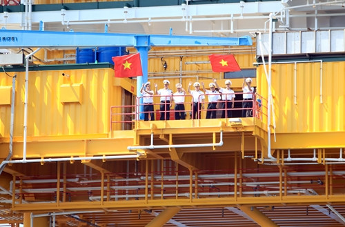 Cán bộ, chiến sĩ Nhà giàn DK1/12 sung sướng đứng hò reo khi nhìn thấy lá cờ trên mũi tàu Trường Sa 19