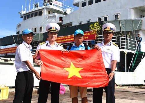 Kết thúc hành trình lịch sử, lá cờ được trao lại cho chỉ huy Bộ tư lệnh Vùng 2 Hải quân để chuyển về lưu giữ ở Phòng truyền thống của Vùng.