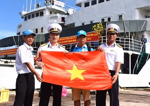 Kết thúc hành trình lịch sử, lá cờ được trao lại cho chỉ huy Bộ tư lệnh Vùng 2 Hải quân để chuyển về lưu giữ ở Phòng truyền thống của Vùng.
