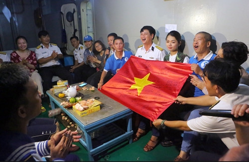 Đúng với nhiệm vụ "truyền lửa" của mình, lá cờ được các thành viên đoàn công tác truyền tay nhau trong buổi sinh hoạt văn hóa tinh thần trên boong tàu Trường Sa 19. Giữa biển khơi bao la, những lời ca về Trường Sa, về người chiến sĩ Hải quân nhân dân Việt Nam ngân lên âm vang đầy tự hào.