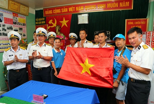 Lá cờ đến với cán bộ, chiến sĩ Nhà giàn DK1/10 (Cụm Bãi cạn Cà Mau), nơi duy nhất mà đoàn công tác lên được trong hải trình.