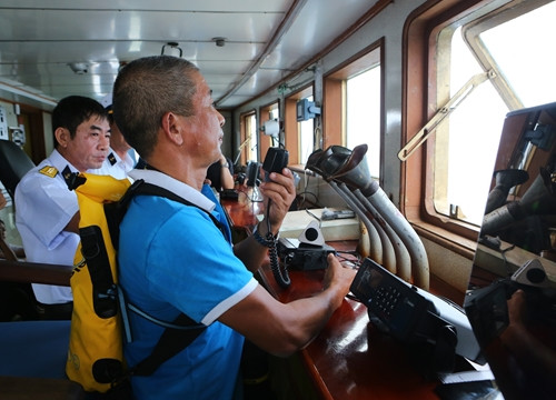 Bác Tạ Sinh Toàn, thành viên CLB "Tuổi trẻ vì biển đảo quê hương", xúc động kể về hành trình của lá cờ và gửi lời chúc đến cán bộ, chiến sĩ nhà giàn DK1/11 (Cụm Tư Chính) qua bộ đàm.