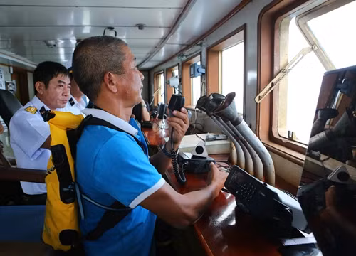 Bác Tạ Sinh Toàn, thành viên CLB "Tuổi trẻ vì biển đảo quê hương", xúc động kể về hành trình của lá cờ và gửi lời chúc đến cán bộ, chiến sĩ nhà giàn DK1/11 (Cụm Tư Chính) qua bộ đàm.