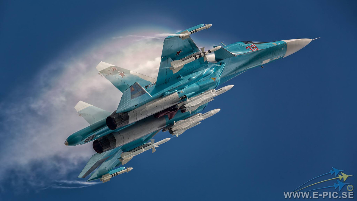 Su-34 có thể mang theo 12.000kg vũ khí, gồm các loại pháo hàng không, rocket, tên lửa không đối không, không đối đất, tên lửa diệt hạm hiện đại. Hiện Su-34 là một trong nhiều máy bay chiến đấu chủ lực của Không quân Nga. Nguồn ảnh: E.PIC.