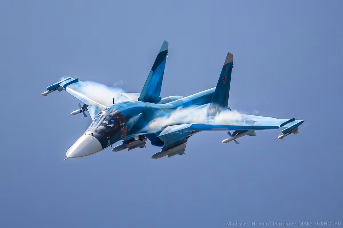 Máy bay tiêm kích - bom Sukhoi Su-34 (tên mã NATO là Fullback) là loại máy bay chiến đấu hai chỗ ngồi tiên tiến của Không quân Nga, được chế tạo để thay thế cho những chiếc tiêm kích bom Su-24 đã lỗi thời. Nguồn ảnh: stmed.net.