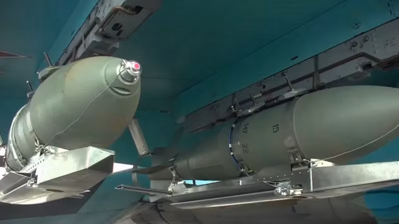 Quân Nga đã bắt đầu tấn công vào ngôi làng này từ ngày 6/10. Trong thời gian đó, họ đã nhiều lần tiến vào làng, không chỉ sử dụng tên lửa nhiệt áp để phá hủy diện rộng mà còn dùng siêu bom 3 tấn để tấn công làng. Tuy nhiên, mỗi lần tấn công, họ đều bị quân tiếp viện Ukraine đẩy lui. Chỉ lần này là thành công, chủ yếu vì quân Nga đã tiêu diệt được lực lượng chi viện của Ukraine trước khi họ kịp tới nơi. Ảnh: Bộ Quốc phòng Nga.