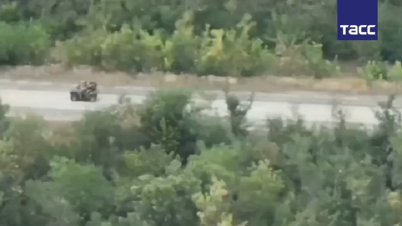 Tuy nhiên, họ đã bị máy bay không người lái của Nga phục kích giữa đường, khiến tất cả các xe bọc thép bị phá hủy và khoảng 35 binh sĩ bị thiệt mạng. Để ngăn chặn Ukraine tiếp tục điều viện binh từ làng Sverdlikovo, không quân và pháo hạng nặng của Nga đã tiến hành cuộc oanh tạc dữ dội vào khu vực này. Ảnh: TASS.