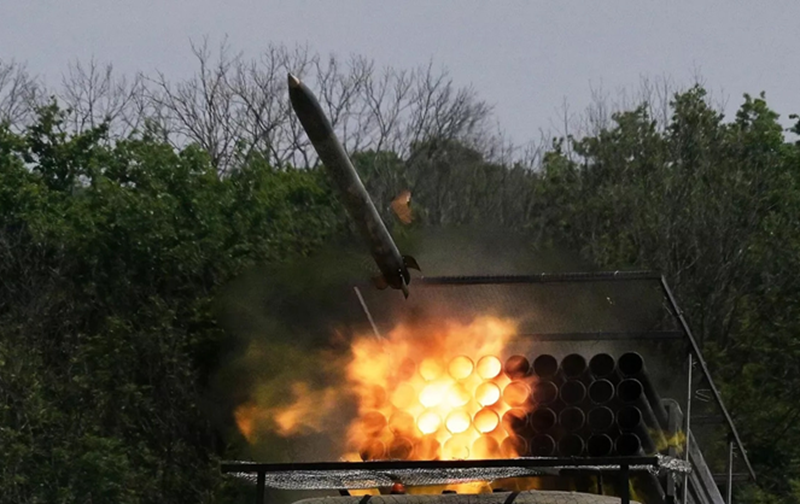 Tại khu vực làng Darino, mặc dù Quân đội Ukraine tấn công rất mạnh, quân Nga đã sử dụng pháo hạng nặng và tên lửa nhiệt áp để tấn công vào làng. Điều này không chỉ đẩy lùi các đợt phản công của Ukraine mà còn giúp quân Nga một lần nữa tiến vào làng Darino. Ảnh: Sputnik.