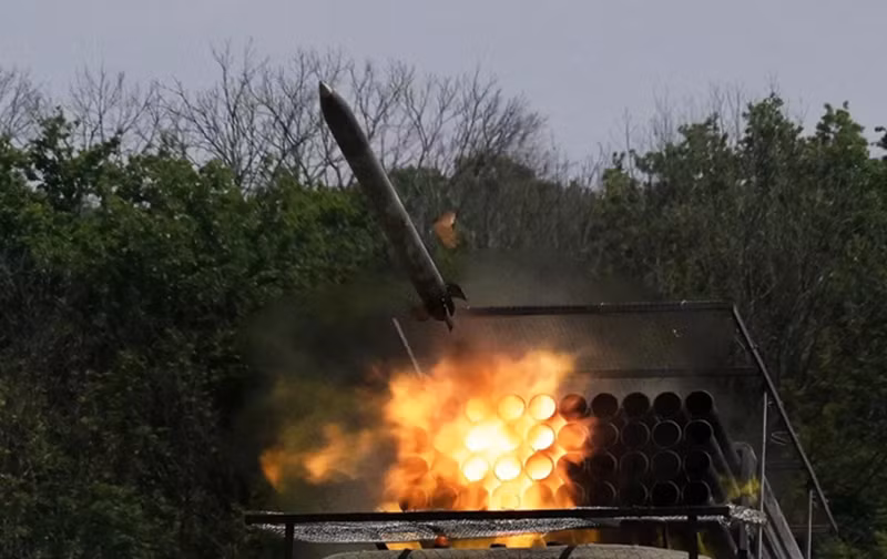 Tại khu vực làng Darino, mặc dù Quân đội Ukraine tấn công rất mạnh, quân Nga đã sử dụng pháo hạng nặng và tên lửa nhiệt áp để tấn công vào làng. Điều này không chỉ đẩy lùi các đợt phản công của Ukraine mà còn giúp quân Nga một lần nữa tiến vào làng Darino. Ảnh: Sputnik.