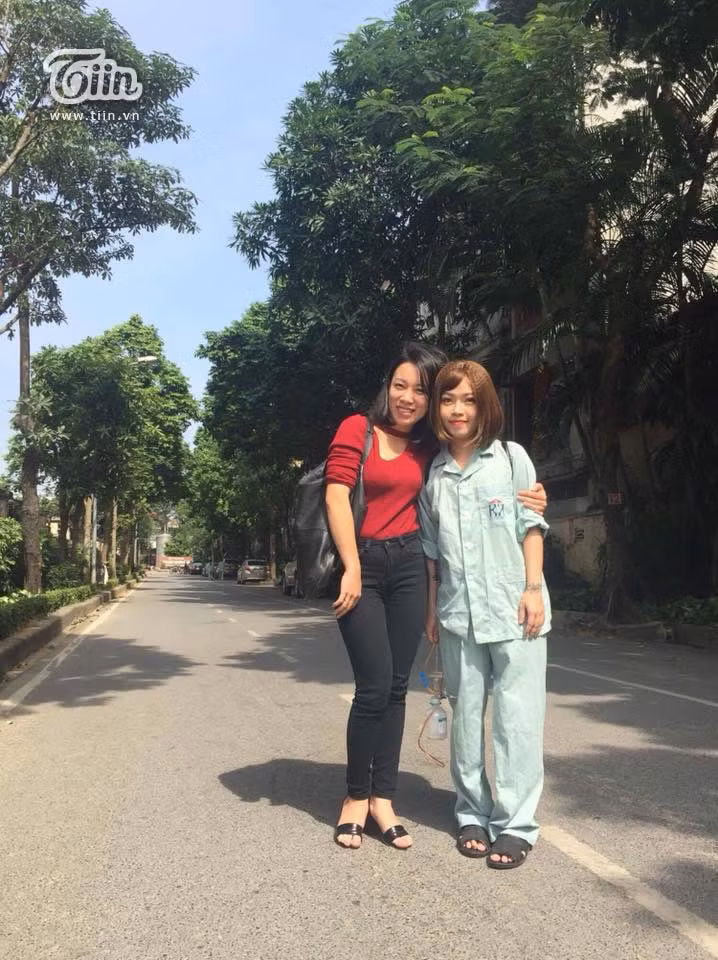 Hành trình chiến đấu với căn bệnh ung thư của cô giáo Thanh Hằng được nhiều người biết đến bởi dù bị bệnh nhưng cô sống chẳng khác gì một người bình thường. Cô đã lấy lại sự lạc quan, yêu đời vốn có của mình.