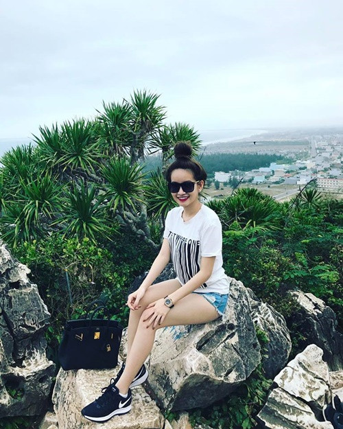 Dù nhận được ý kiến trái chiều về màn đập lợn tiền tỷ của mình nhưng dân mạng vẫn không ngừng tìm kiếm chân dung thiếu nữ Sài thành xinh vừa giỏi kiếm tiền này.