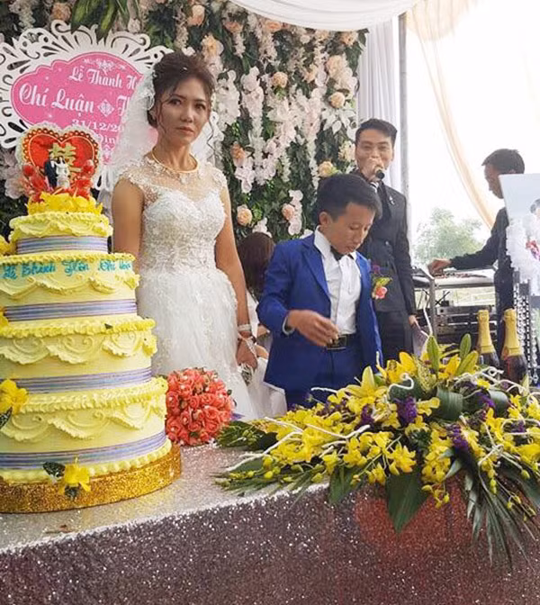 Mới đây, tại Thanh Hóa đám cưới của cặp đôi đũa lệch cách nhau 80 cm đã diễn ra trọn vẹn trong lời chúc phúc của bạn bè và gia đình.