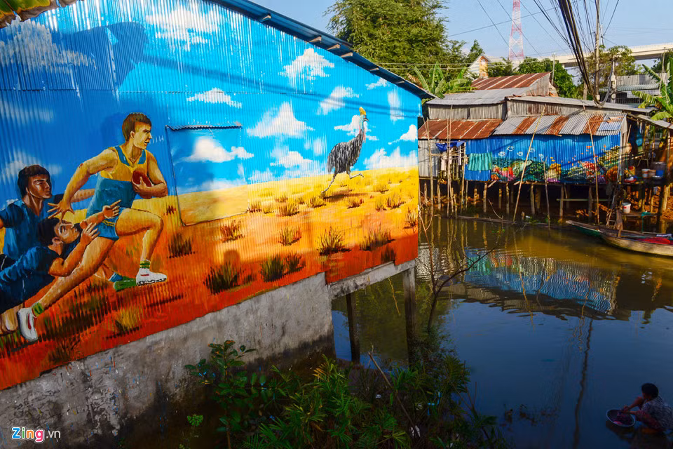 Những bức tranh được vẽ trên mái tôn ven kinh tạo nên cảnh thơ mộng cho người dân miền sông nước.
