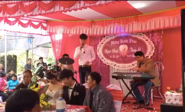 Người yêu cũ luôn là một điều khó tả khiến ta vô cùng bối rối khi nhắc đến. Dù trước đây bạn có chia tay trong đau đớn đường ai nấy đi hay kết thúc chuyện tình trong hoà bình thì nhân vật “người yêu cũ” này vẫn sẽ không buông tha bạn đâu nhé! Mới đây, cư dân mạng đang truyền tay nhau clip hát trong đám cưới người yêu cũ của một chàng trai .