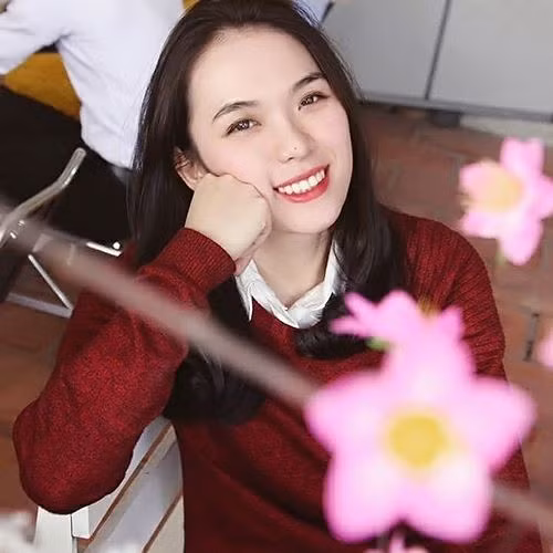 Được biết cô giáo hot girl trong bức hình tên là Nguyễn Thị Thu Hồng, sinh năm 1995, tại Ninh Thuận. Hồng học ngành Giáo dục Quốc phòng tại đại học Sư Phạm và cô vừa mới tốt nghiệp tháng 6.2017. Thu Hồng cho biết thêm cô là cô gái tự lập từ nhỏ, cá tính mạnh, nên bạn bè thường xem là con trai, mặc dù rất nữ tính. Vì các tính mạnh nên Thu Hồng chọn học Giáo dục Quốc phòng, càng học Hồng càng cảm thấy ngành này thú vị và phù hợp với cô. Nhận thấy môn Giáo dục Quốc phòng khá khô khan và "khó nuốt" nên Thu Hồng luôn tìn cách để bài giảng của mình thu hút và hấp dẫn hơn. Cô thường cho thêm vài câu hài hước để tạo không khí vui vẻ cho các học sinh. Ngoài ra, cô cũng hay cho sinh viên xem một số đoạn tư liệu, clip vui về đề tài người lính để các bạn cảm thấy thoải mái với môn học.