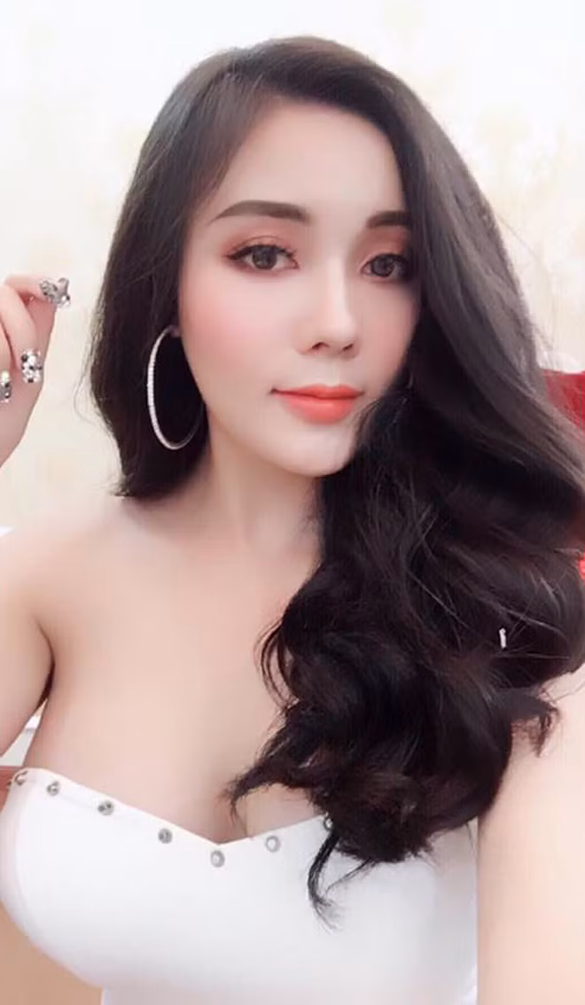 “Sinh viên trường mình hiền lành, ngoan ngoãn, dễ thương nên mình thấy khá thoải mái. Tuy nhiên, mình mong không có bất cứ trang mạng xã hội nào đem ảnh mình đi xa hơn nữa. Mọi thứ nên có điểm dừng để mình được yên tâm học tập và làm việc”, Hà My chia sẻ.