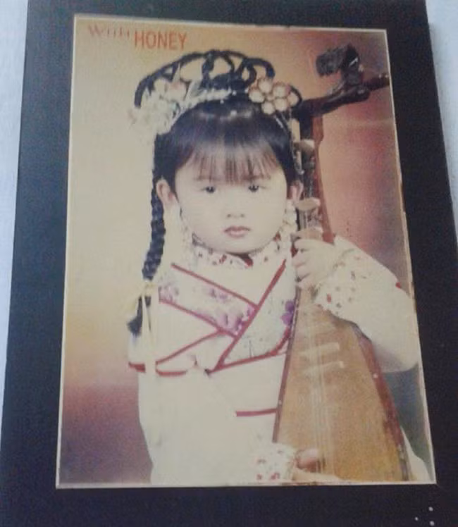 Nàng Hạ Tử Vy xinh đẹp tài giỏi, cầm kỳ thi họa cái gì cũng biết tuốt.