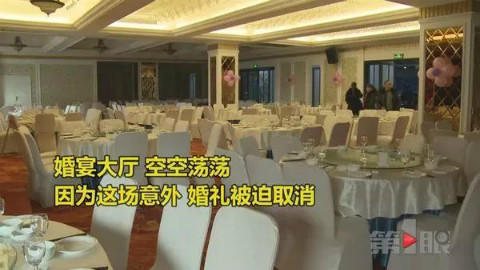 Hội trường đám cưới trắng trơn không một bóng người họ hàng hai bên đến.