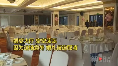 Hội trường đám cưới trắng trơn không một bóng người họ hàng hai bên đến.