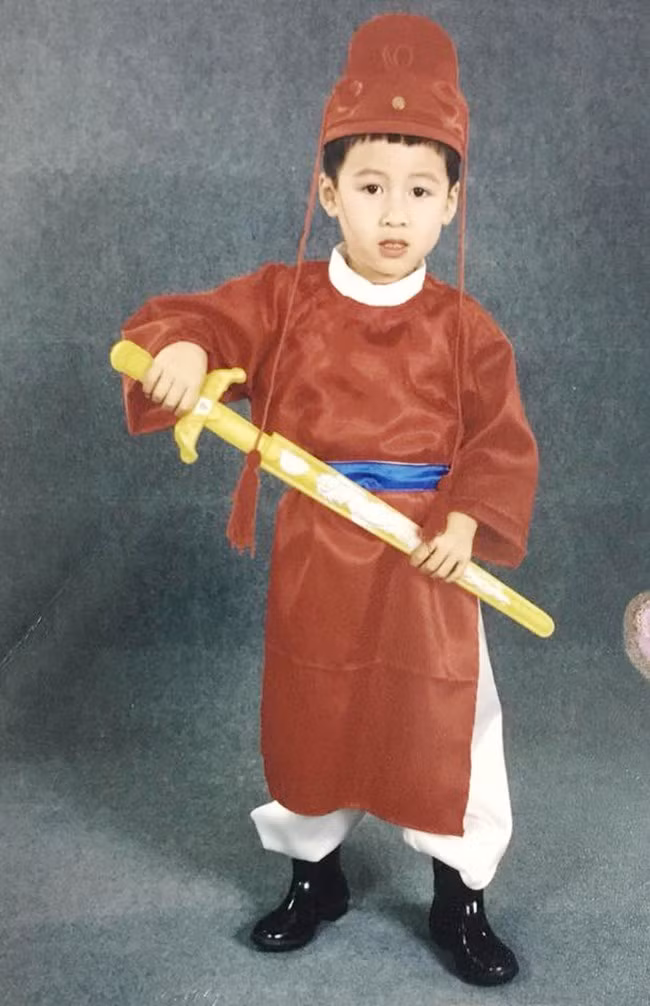 Lần này, dân mạng không khoe ảnh kiểu 'dậy thì thành công' mà là khoe những hình ảnh mang tính chất 'cosplay' các nhân vật trong phim kiếm hiệp.