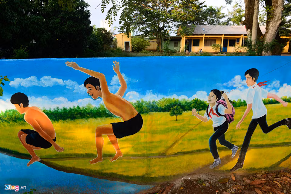 Những bức tranh được trang trí trước trường Tiểu học Phạm Ngũ Lão, TP. Cao Lãnh. Khi cầu Cao Lãnh được thông xe, ngôi làng bích họa sẽ trở thành điểm nhấn du lịch thu hút khách cùng với một số địa danh đặc sắc khác của Đồng Tháp.