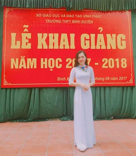 Tháng 9/2017, xuất hiện trong lễ khai giảng năm học mới, những bức ảnh chụp cô giáo trẻ Trân Hương Thu (sinh năm 1995) giáo viên trường THPT Bình Xuyên (Vĩnh Phúc) đã nhanh chóng gây sự chú ý của đông đảo học sinh trong trường và cư dân mạng. Được biết, đây là lễ khai giảng đầu tiên Hương Thu tham dự với tư cách là giáo viên tiếng Anh của trường. Chia sẻ trên báo chí, Hương Thu cho biết, được đứng trên bục giảng là ước mơ từ những ngày còn bé. Tốt nghiệp Đại học Sư phạm Hà Nội 2 vào tháng 7, với những thành tích xuất sắc trong học tập, Trần Hương Thu được nhận về trường THPT Bình Xuyên giảng dạy bộ môn tiếng Anh.