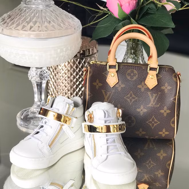 Quần áo, phụ kiện bé diện trên những bức hình phần lớn đều đến từ những thương hiệu thời trang nổi tiếng như Gucci, Louis Vuitton, Burberry, Fendi, Chanel. Theo Daily Telegraph, các nhãn hàng hiệu thường gửi quà tặng đến cho thiên thần nhí với mong muốn sản phẩm được xuất hiện trên trang cá nhân của em.