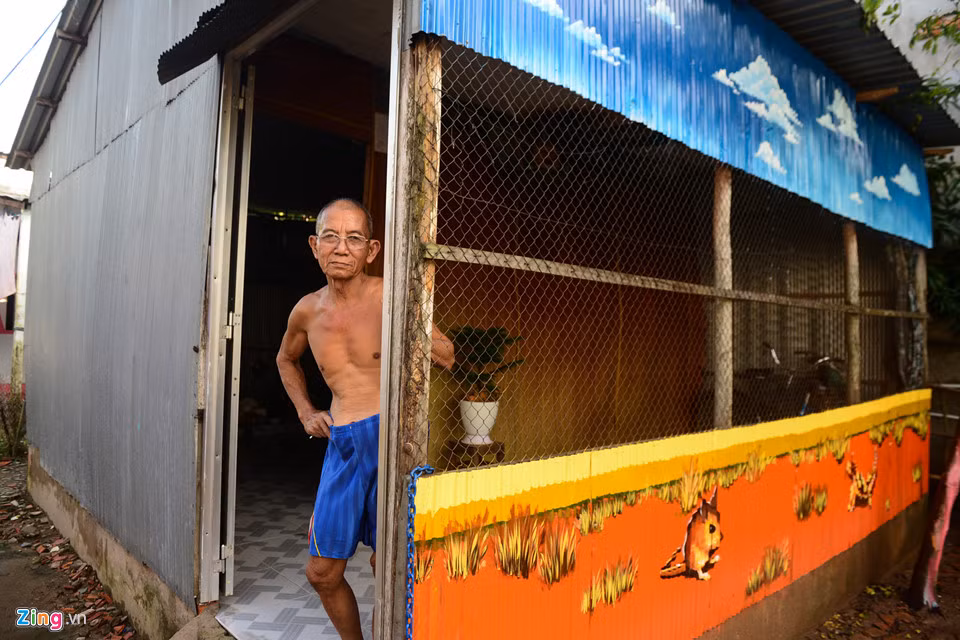 Ông Nguyễn Văn Chung (70 tuổi) cho biết bức họa do các họa sĩ tự lên ý tưởng và thực hiện.