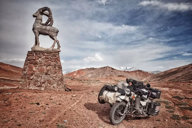 Đi bộ qua biên giới từ Tajikistan đến Kyrgyzstan.