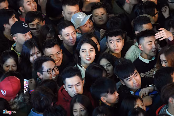 Tối 31/12, hàng chục nghìn người đổ xô về phố đi bộ Hà Nội đón giao thừa. Một cô gái xinh xắn nổi bật giữa biển người đã lọt vào ống kính phóng viên. Chỉ trong thời gian ngắn, bức hình được nhiều diễn đàn đăng tải và cư dân mạng tìm kiếm thông tin của cô nàng.