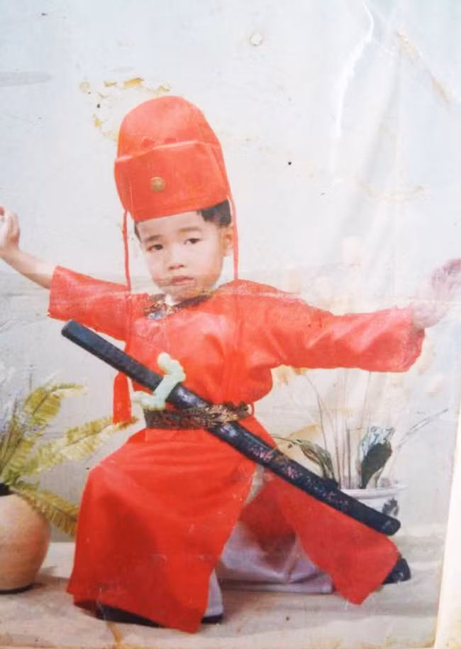 Trào lưu hoài cổ ngày càng được dân mạng hưởng ứng. Hết khoe ảnh cưới của bố mẹ, ông bà, hay khoe ảnh những món đồ xưa cũ có độ tuổi đến mấy chục năm, mới đây, dân mạng lại hào hứng khoe ảnh thủa bé tí.