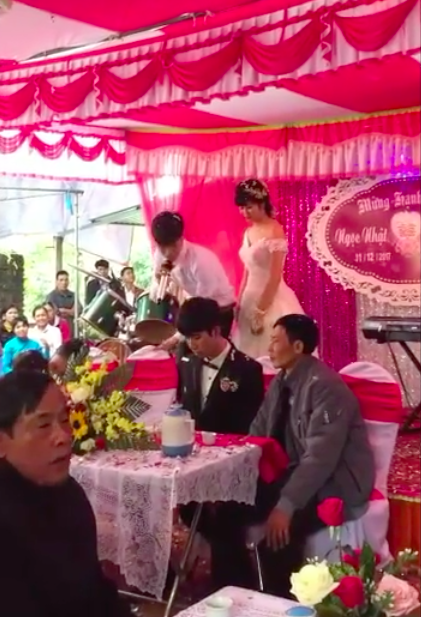 Hiếm có một chàng trai nào có thể vui vẻ trước đám cưới của bạn thân và người yêu cũ đến như vậy. Đằng này, sau khi vui vẻ giới thiệu về bản thân mình, chàng trai còn xin "góp vui" cho đám cưới của cậu bạn thân bằng bài hát: "Trái tim bên lề". Bài hát không những diễn tả cảm xúc "chết lặng" của anh khi dự đám cưới người yêu cũ mà còn thể hiện tâm trạng buồn đau tới tột độ khi đứng bên lề đường chứng kiến "em" hạnh phúc bên vòng tay thằng bạn thân của mình.