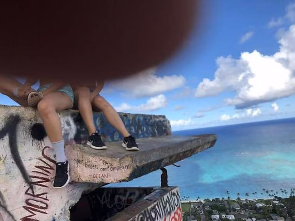 Hì hụi mất bao công leo được lên địa điểm khó để tạo dáng, nhưng chỉ cần nhờ “phó nháy” kiểu này là coi như hỏng hết nhé! Không thấy mặt thì “check in” kiểu gì?