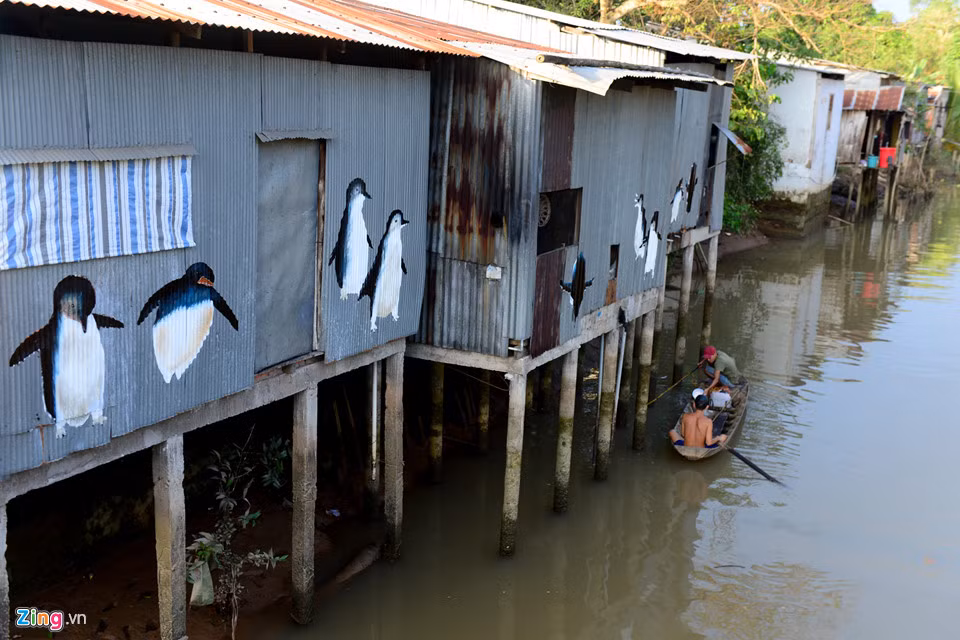 Hình ảnh chim cánh cụt lạ mắt được trang trí bên bờ sông Tiền.