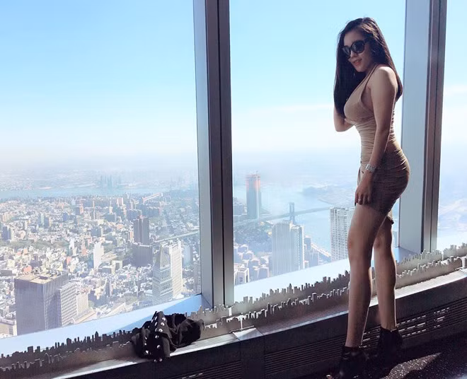 Ăn mặc gợi cảm, lại luôn son phấn chỉn chu mỗi khi ra ngoài, nữ giảng viên tiếng Pháp vấp phải nhiều ý kiến trái chiều. Trong đó, một số người cho rằng, Hà My ăn mặc không đúng với chuẩn mực của một giáo viên. Chia sẻ về điều này, Hà My nói: “Bình thường, mình hay mặc những gì mình thích nhưng ở trên giảng đường mình là người hoàn toàn khác. Mình biết thế nào là chừng mực và có điểm dừng”.