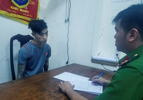 Danh tính chàng trai này cũng được xác định, đó là Nguyễn Xuân Sang (22 tuổi, trú phường Ngọc Hiệp, TP Nha Trang). Khi bị bắt vào đồn, Sang có biểu hiện không tỉnh táo lơ mơ. Bạn gái đi cùng Sang không bị bắt giữ nhưng cũng bị cộng đồng mạng chửi không thương tiếc.