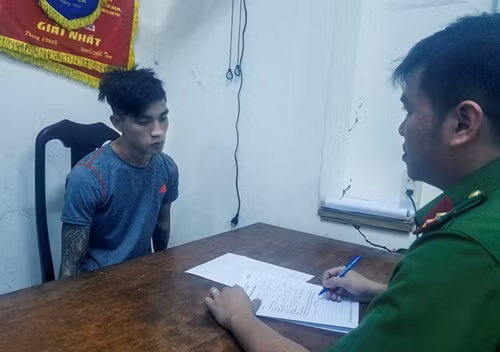 Danh tính chàng trai này cũng được xác định, đó là Nguyễn Xuân Sang (22 tuổi, trú phường Ngọc Hiệp, TP Nha Trang). Khi bị bắt vào đồn, Sang có biểu hiện không tỉnh táo lơ mơ. Bạn gái đi cùng Sang không bị bắt giữ nhưng cũng bị cộng đồng mạng chửi không thương tiếc.