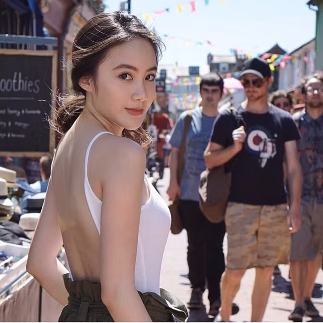 Cuộc sống của "đệ nhất hot girl Lào" dường như sôi động hơn rất nhiều kể từ khi được đông đảo giới trẻ biết đến.