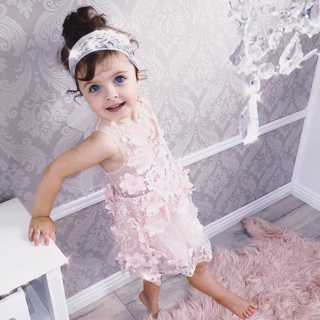 Đôi mắt to tròn màu xanh chính là điểm đẹp nhất trên khuôn mặt thiên thần nhí.