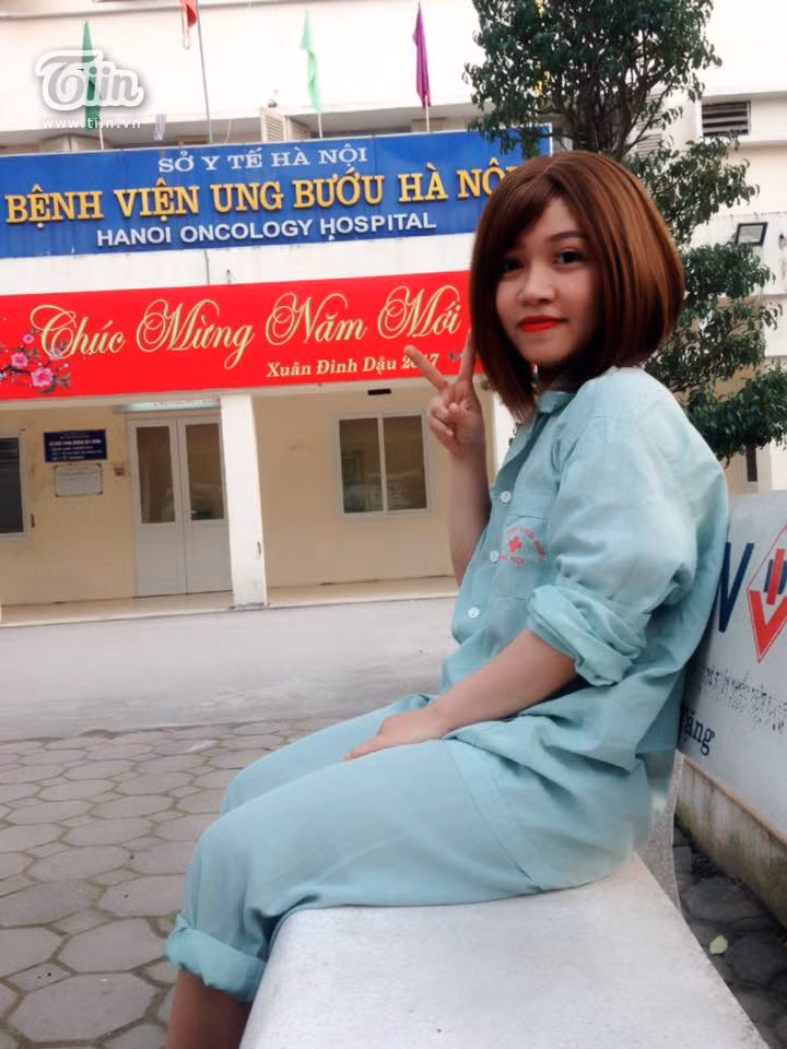 Cách đây hơn 1 năm, vào tháng 12/2016, Thanh Hằng nhận được tin dữ mình bị ung thư trực tràng giai đoạn cuối. Như bao bệnh nhân khác, cô sợ, sốc và khóc rất nhiều. Thế nhưng, là một cô gái cá tính mạnh mẽ, lạc quan, cô chẳng để cho mình buồn, khóc lâu mà quyết định chấp nhận sống chung với căn bệnh như một 'món đồ trang sức' mang trên người. Đồng thời, cô ngay lập tức bước vào quá điều trị, truyền hóa chất. Bởi khi phát hiện, bệnh đã ở giai đoạn cuối cùng, ung thư di căn sang phổi.