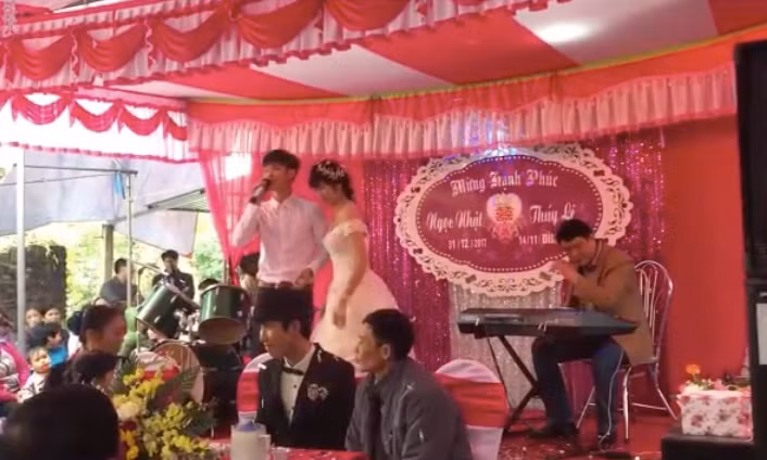 Theo như chàng trai này chia sẻ, chú rể là bạn thân của anh và cô dâu chính là người yêu cũ của mình. Cách đây không lâu, chàng trai này đã lên đường đi lính và để lại người yêu của mình cho bạn thân "chăm sóc hộ". "Lửa gần rơm lâu ngày cũng bén", người yêu cũ của chàng trai đã "phải lòng" cậu bạn thân từ bao giờ để rồi đến khi chàng trai kia về "bàng hoàng" nhận ra người yêu của mình đã là "vợ bạn thân".