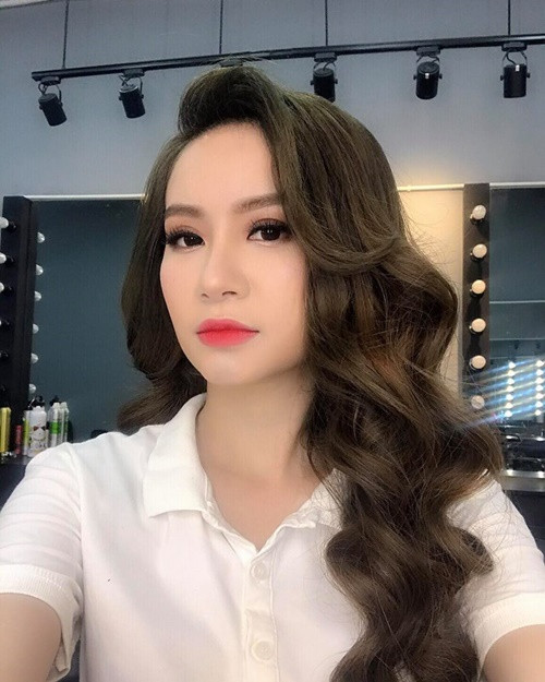 Được biết, nhân vật chính trong clip là V.T.N.H – một cô gái trẻ chỉ mới sinh năm 1995 và đang làm kinh doanh tại TP.HCM. Dân mạng đặt ra câu hỏi hoài nghi cho NH về số tiền mới cứng này "như vừa được rút từ ngân hàng" nhưng đa phần là tin và ngưỡng mộ cô gái trẻ vì có tài kinh doanh nên kiếm được nhiều tiền như vậy là chuyện quá đỗi bình thường.