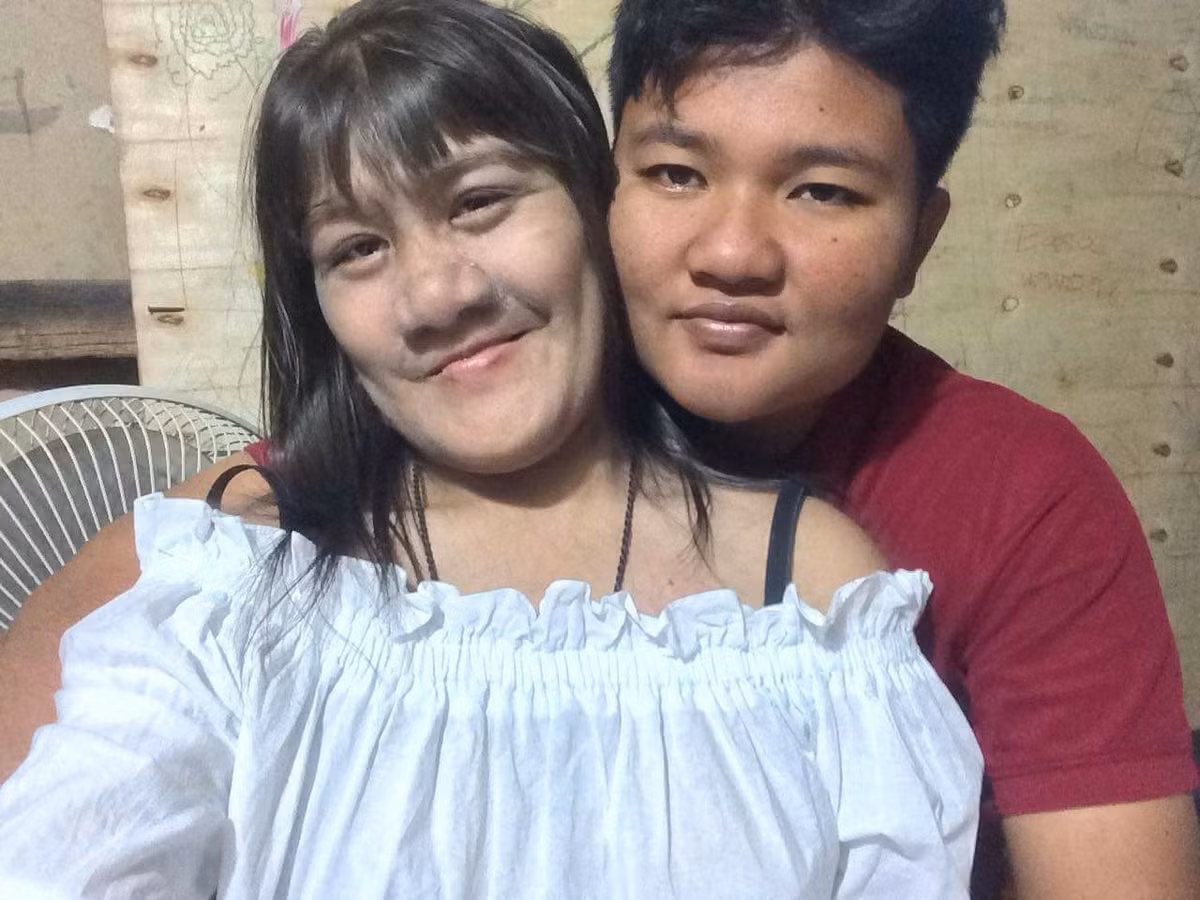 Cô đã trải qua một tuổi thơ bất hạnh khi bị bạn bè trêu chọc, trong mắt mọi người cô rất xấu xí, hôi hám, hay bị mọi người bắt nạt. Nhưng đổi lại Supatra "Natty" Susuphan không hề bị ảnh hưởng tâm lí, cô nàng vẫn yêu đời, tự tin, và có suy nghĩ tích cực. Dù bị bạn bè bắt nạt và trêu chọc từ khi còn nhỏ cùng với gương mặt nhiều lông khiến Supatra trở nên "kém xinh" trong mắt người khác, cô vẫn luôn tự tin và nhìn cuộc sống tích cực.