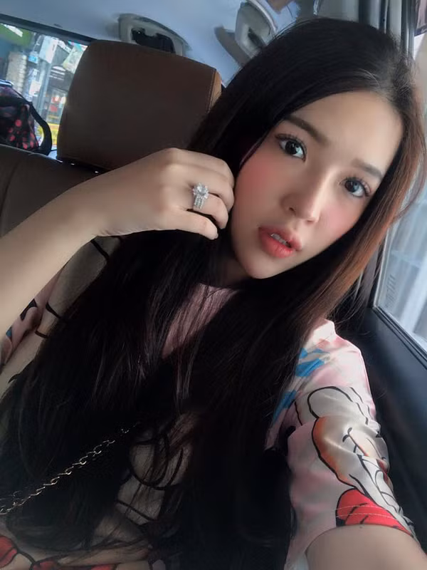 Thiên Trang cũng chia sẻ, lúc đầu không hề có ý định chỉnh sửa nhiều như vậy, nhưng làm nhiều thành nghiện, càng ngày càng muốn được sở hữu một ngoại hình hoàn hảo hơn vậy nên trong 4 năm qua, cô nàng vẫn thường xuyên chỉnh sửa lại khuôn mặt. Chi phí thẩm mỹ của cô nàng hiện nay đã lên đến khoảng 300 triệu đồng.