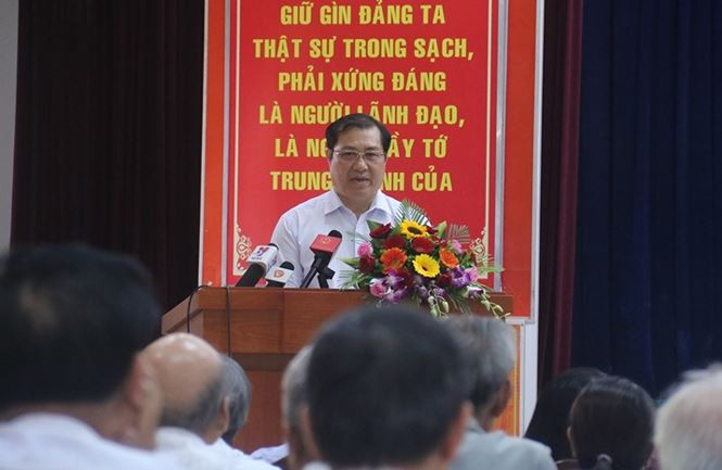 Ông Huỳnh Đức Thơ, Chủ tịch UBND thành phố Đà Nẵng giải đáp một số thắc mắc của cử tri quận Thanh Khê.