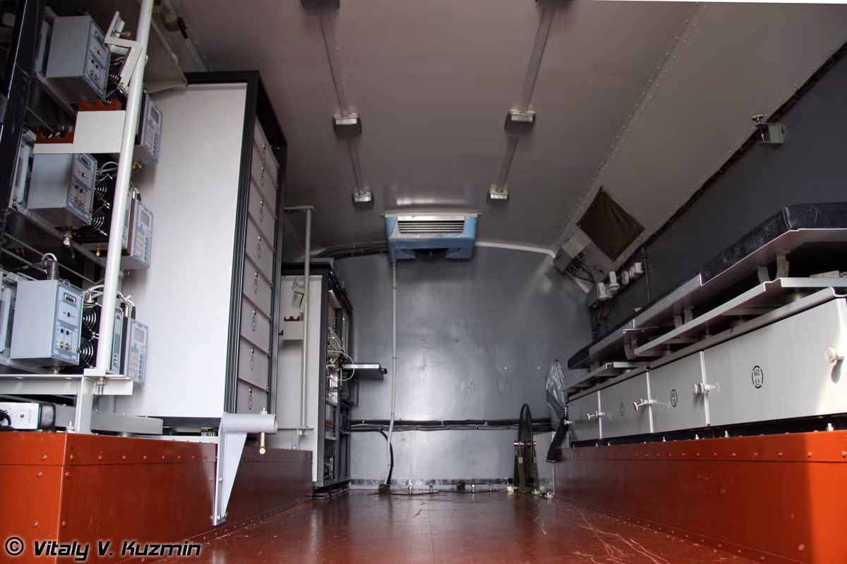 Tính toán trên lý thuyết, nếu hệ thống được đặt ở độ cao 100m (so với mặt đất) và mục tiêu bay ở độ cao 10km thì tầm phát hiện mục tiêu tới 450km, còn mục tiêu bay ở độ cao 20km thì cự ly phát hiện đạt 620km. Ảnh: Bên trong các xe khí tài hệ thống radar Kolchuga được giới thiệu tại MAKS-2009.